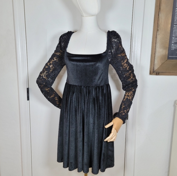 Mary Wyatt Alice Velvet Babydoll Dress Gothic Black Lace Sleeves Size 10
